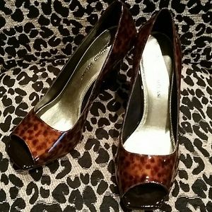 Peep toe cheetah pumps